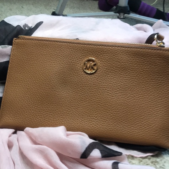 Michael Kors tan wristlet - Picture 2 of 13